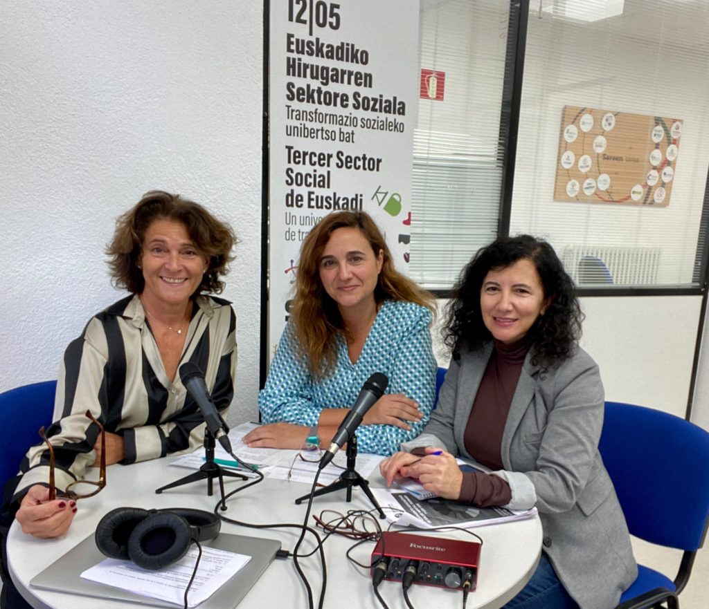 La periodista Vicky Pizarro junto a Elena Blanco de Sareen Sarea y Mari Jose Cano, gerente de Salud Mental Euskadi